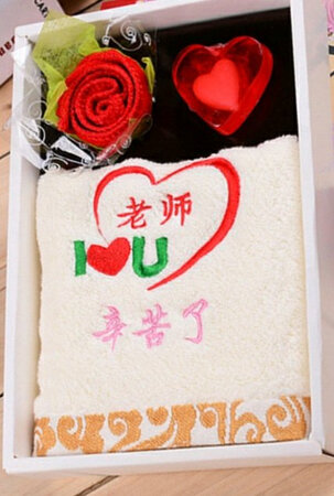 教师节买给儿子送老师的礼物，和实体店一样的，价格便宜的多