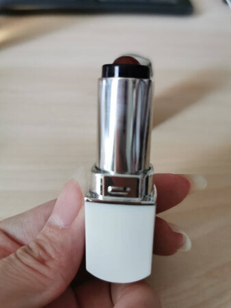 小小的一支，像口红一样，平时外出带在包里很方便，滚珠式的，用起来很方便而且不会浪费，香水刚用的时候味道稍微有点浓，但中调和后调真的炒鸡好闻，特别是后调真的很好闻， 淡淡的香味，越闻越好闻，小姐姐们喜欢的可以入手?