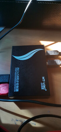 没什么延迟，两个号，可以一起刷，找了很久，总算找到这个了，和我预期的一样，满意。另外，3D游戏视角，角色物理碰撞，两个号很难全程呆在一起，想多开的买这个没错