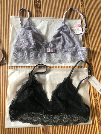 蕾丝做工很好，穿着无束缚感，挺好的，会突点，还是要加垫子哈哈哈，穿上立刻变平～适合小胸