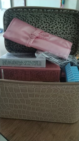 刷子跟齐全，东西都不错，赠一个卸妆水就好了