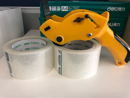 质量好任性强，耐拉伸，不会出现一拉就断的情况，产品的粘性很强，适用范围极广，纸箱?黏贴，物品捆绑，还有可以粘掉大衣毛衣上的碎屑，这个要悄悄的说，总之，打包捆绑都很安全可靠，我是搭配封箱器使用的，质量效率都是杠杠滴。一直用得力，大赞！