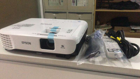 投影亮度：亮度还不错，白天和晚上都试了一下看效果很好，完全无压力哦 投影很清晰，比上次买的要好一点的感觉 希望质量一直这样 不过也是朋友介绍的 用了好久都没有问题 对了，到货也很快 正好用的上 满意哦