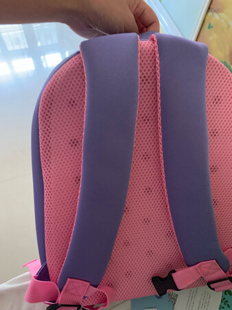 书包还不错，宝贝很喜欢，颜色鲜艳，出门旅游背也可以，底部防滑，幼儿园大班背中号可以的？