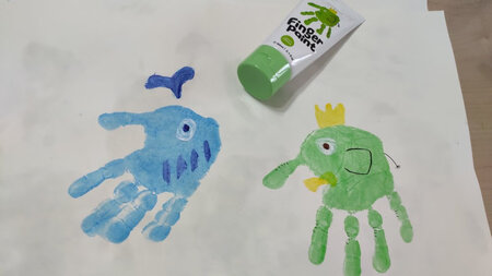 纸质很好，画完一面，风干后可用另一面，环保！