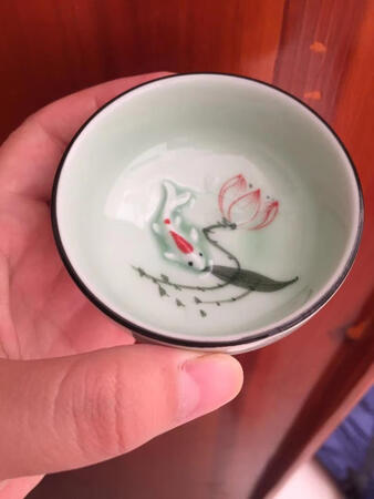 快递包装的超级的严实，外面还有一个纸箱包装。真的很严实，没有任何的破损，真的很棒。因为瓷器的东西最怕包装不够严实会有坡破裂，但是这个商家的产品的包装严实度超高的。
拆开里面真的是很好，没有一丝的裂的样子，超级的好。真个茶杯拿在手上手感超好的。很舒服很光滑，制作工艺跟实体店的比起来真的是很好的那种。茶杯里面的鱼制作的超级的生动的。鱼嘴面前有一片叶子，喝茶的时候感觉整条鱼在喝的样子。超级的爱了。而且茶杯颜色也很好看，更能衬托出茶汤的色泽、