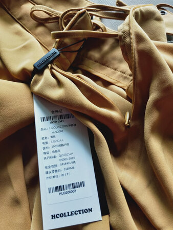 衣服都是在这个店买的，质量非常好，而且价格也非常的合理。一般根据客服推荐的码数是非常合适的。一共买了十几件，每一件都合适。