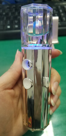 这款是金色机身，开机还有蓝色灯光blingbling 的哈哈~可以用矿泉水，喷雾真的是好细好细啊，喷到脸上感觉很舒服。连上蓝牙还可以检测皮肤状态，虽然感觉测得不太准但还蛮好玩的。总的来说，功效一般，颜值较高~