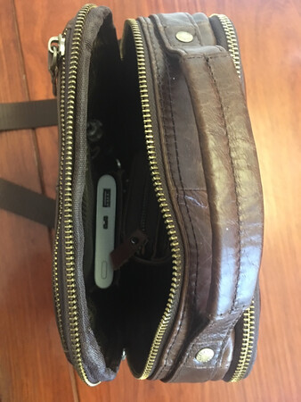确认是自己想要的货。尺寸、外观、材质、功能都符合自己要求。就是最好发货来时能给保养一下就更好了！感觉有些干，需要打油保养，也会显得皮质更好。
