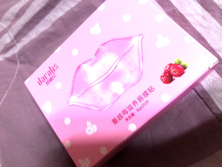 淡淡的蔓越莓味儿很好闻，用了两贴暂时效果不明显，坚持一周后看看，希望能改善嘴唇干裂，淡化唇纹