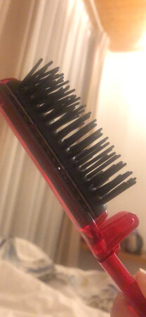 个人最喜欢的梳子。。梳齿比较长 又没有很硬 梳头发和头皮非常舒服 洗头发的时候特别好梳开 冲洗也好清理。。真的是特别方便啊。。放在自己的随身包里 每天拿出来梳几下 头发就会蓬松一些 按摩按摩头皮也舒服。。做活动的时候买价廉物美。。可惜非要两个一起卖 不能一样买一个 商家设置真的好奇怪。。给京东物流永远好评！！