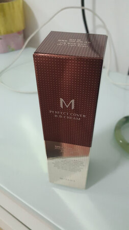 外形外观：按压式的，口很小，不容易浪费
产品质感：感很细腻，用了很多年的大红bb，一直还在用
适合肤质：21号适合白一点的，之前用的23号感觉黄一点，暗一点
遮瑕效果：遮瑕效果不错，均匀，容易涂抹，前提还是要做好保湿
其他特色：到货很快，第二天就到了，不耽误用，很棒，快递小哥态度也很好，每次都提前打电话确认收货地点蛮好的