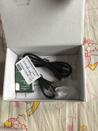 收音机非常好，音质很棒！可以存储频道，以后不用再挨个按频段了。只是有一事不明，为什么没有天线呢~~