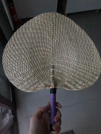 扇子的质量很一般，和图片比差距很大，非常不满意的一次购物，但也懒得退了，就这样吧。