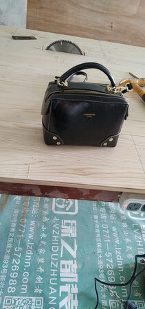 谈不上惊喜也不是很讨厌，现在没有包包背，将就用吧
