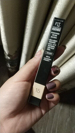 遮瑕效果：感觉还不错哟，十分推荐购买，不是特别干
保湿效果：只能说相对其他遮瑕膏不是太干，但是也说不上有多保湿
产品质感：就是一般的乳霜状的。
适合肤质：感觉所有肤质都挺适合的吧，油性肤质的话做好控油持续时间能更长一些