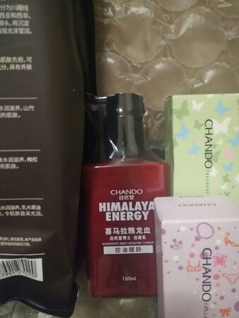 我最喜欢的两款护手霜，今天到了，淡淡的清香，一点都不油腻，保湿效果非常好，我的最爱！