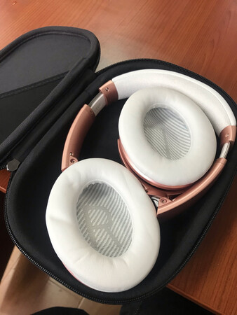 做工质感：柔软
音质音效：尚可
舒适度：耳朵很舒服
其他特色：粉紫色很漂亮