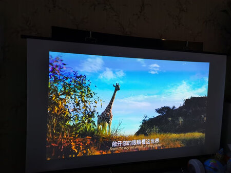 质量很好，包装非常好，使用效果非常明显，比投影在墙上要提高不少。送货有点小失误，和其他货物搞混了，没有送到就显示已经签收，又电话催了两次才搞清楚。