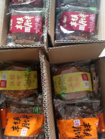 海鹏丰镇月饼10个装内蒙古早餐饼点心蛋糕 玫瑰10枚装，购买好多次了，每块月饼有独立的包装袋，工厂在内蒙古丰镇食品产业园区，非常好吃，是一款喜欢的休闲食品，用料实在，当地的胡麻油味道纯正，再加上传统手工做法，质量有保障，趁双十一优惠促销多屯几箱，当做零食。从工厂发货，包装严实，圆通物流次日达，非常满意！下次继续购买，点赞！