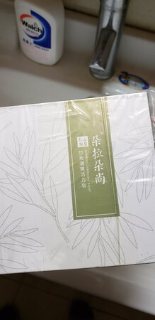 一直用这款精油皂，感觉很好，洗脸洗手都不错，性价比很高，趁双十一多囤几块用到明年618再买，哈哈哈。