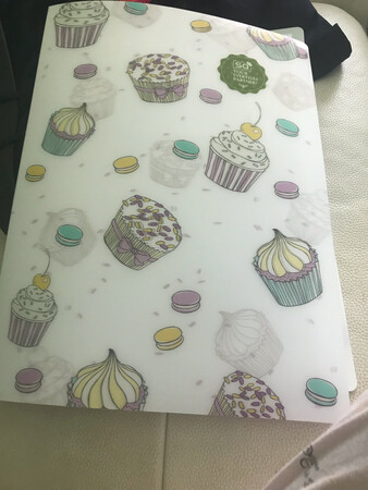 很漂亮，可以放好多张小孩的涂鸦作品，物美价廉，很好
