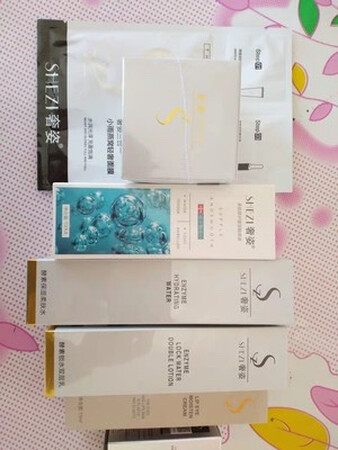 卖家很贴心，送好多东西，查了是正品