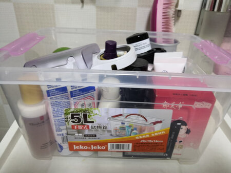 盒子尺寸不大，但是肚子超大，居然把我这些东西全安排进去了，要知道这些东西散着放的时候简直就是灾难……
但是不太喜欢捆绑销售，一下子买了四个，只用上两个，剩下的反而占地方了
关于盒子的大小，做了对比，第一张看腐乳，第二张看郁美净吧。这个尺寸应该是最实用的。
还有一个盒子放了三十多张面膜，依然有余量，没有拍照，但是满意的不得了