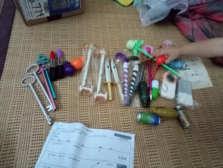 因为在网上看到。超萌超好看的笔。一下子买了好多，小孩也超级喜欢。