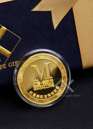 公司定制的年会金币好精致，上面的图案logo做工很漂亮，金币雕刻刻字文字排版什么的都很满意，十分的精细，超级喜欢，好有立体感，图案清晰，客服热情，发货超快，物超所值。重点是开模具以后还可以再用，加单不需要再给模具费，成本就低很多，很实在。.