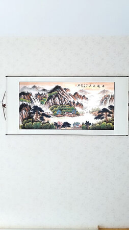 作家画工了得，没有任何暇疵，栩栩如生，挂在客厅位置，让人忍不住驻足多看几眼，一幅真人临募的山水画，这个价位买到真的很超值。