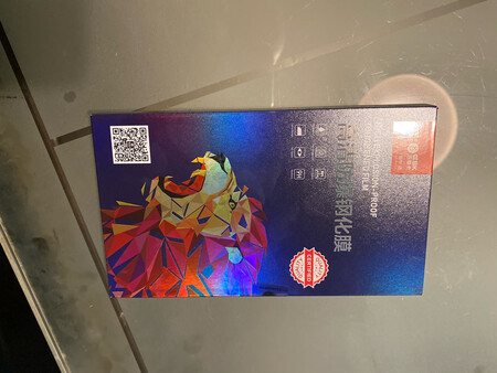 做工质感：做工很规范，挺括，大小、挖孔很准确
抗指纹性：磨砂处理，不留指纹，很好。
透明度：本来担心这个磨砂影响透明度，结果想多了，没毛病。
贴合度：很好贴，贴的整齐、紧实，有史以来，自己贴膜最好的一次。
本来是不喜欢贴膜，但想起上个手碎屏惨状，还是贴一个吧，预防万一。