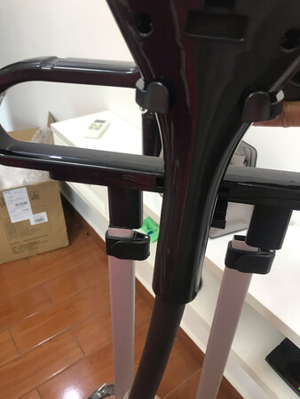 你们设计挂衣服不合理很容易掉下来，一点都不牢，很容易伤到人，最少有一个固定螺丝锁一下吧
