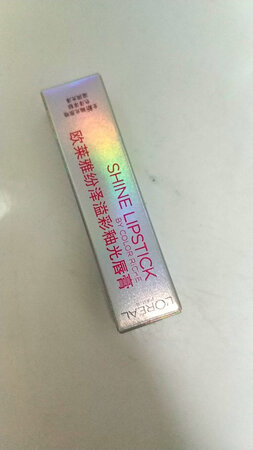 产品颜色：是今年比较流行的颜色
持久效果：持久度，没吃东西4小时稳稳的
滋润效果：总体比较滋润呢
一直想找一款比较滋润的口红?刚好看到这款呢，看到滋润效果不错呢！后面收到了，不错的