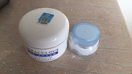 经济实惠，份量十足，足够用一个秋冬春。细腻光滑，厚而不稀，油而不腻，保护皮肤锁水水分效果好，体感十分舒适，性价比超高的国产护肤品。推荐给身边的亲友们用。