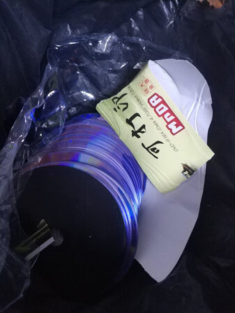 塑料纸封装，光盘包装在运输途中破损，好在光盘没有问题。可打印的盘面不错。