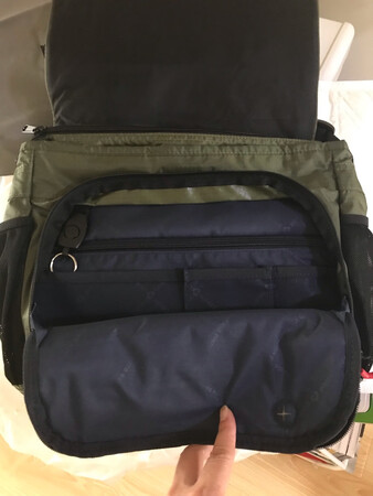 第一次网上购买背包，给家人买的节日礼物?，一是喜欢其颜色，搭配服装较多样；二是喜欢其设计，层次分明口袋多，人性化；三是其服务人员对销售的跟踪，原本撤单希望再享受京东优惠后再下单，但销售人员及时跟进电话了解撤单理由，故才有了我继续购买的欲望，企业有这样责任心的员工，一定会事业成功