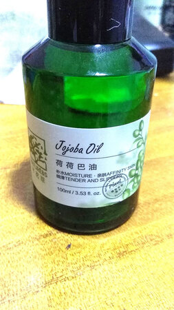倒了点手上，感觉蛮清爽，不油腻。护理头发用的买来