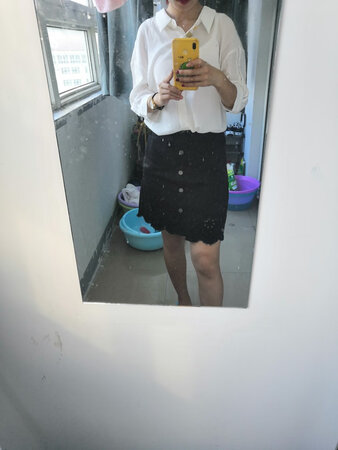 衣服收到了，大小超级合身，衬衫薄薄的，里面需要穿吊带，颜色偏米白一点，七分袖，领口比较大，设计的很好看，比常规的衬衫更有设计感，领子旁边的两个扣子都是金属的，很好看，适合上班穿。
