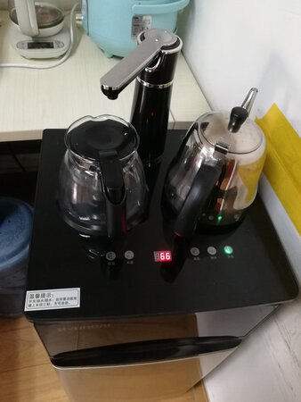 整体感觉很不错，电水壶1.2L的，办公室两个人用还行，人多有些烧不过来。
水壶的壶嘴很尖，所以倒水一点不会漏水。
一侧加热，一侧保温，泡个茶什么的都是棒棒哒。
底下一层可以放纸杯，第二层是水桶，外观美观方便。