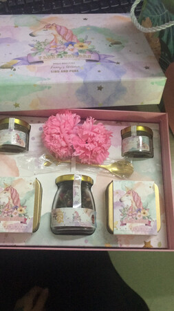 快递超级快，物品非常高大上，适合送礼和自己品尝，最重要客服小姐姐特别贴心，非常愉快的购物。图片和原图一样。