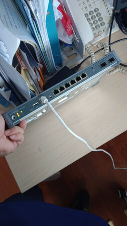 设备正常，正在配置中，比srx320声音小很多，线缆齐全