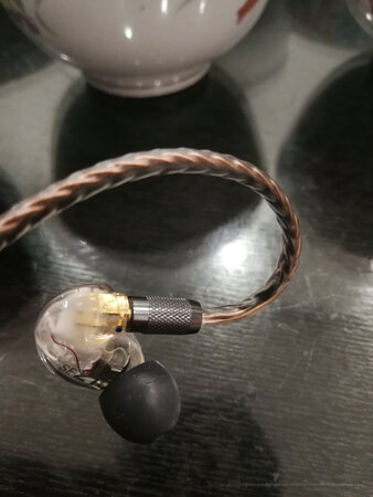 音质音效：配舒尔215 总体可以，低音量感降低了20%，不轰头了，比较合适。
做工质感：线柔软舒适，好评。
其他特色：蓝色的灯太亮，暂时用块胶布粘起来。