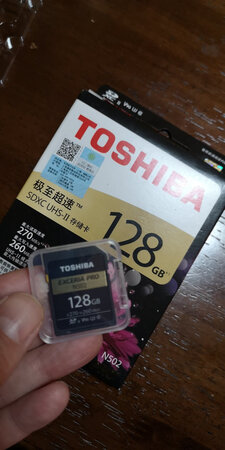传输速度：超级快
存储容量：能满足照片和4k视频录制
给索尼摄影机配的卡，缺点就是贵，买了一块128G 索尼送了一块32G，刚好摄影机两个卡，对比索尼的卡便宜很多了，但质量还是有保证，单反也是用的东芝的高速卡，很爽，一分钱一分货吧
吐槽是快递包装都压坏了，物流这块乱扔是常态
没看见有读写300m/s，比较遗憾，等有货吧