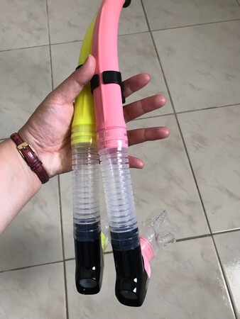 推荐购买。比船家提供的要干净卫生很多。这个面镜很贴合，只要下水前把自己的头发弄起来，特别是女生，然后把多余的空气挤掉，基本不会进水。吸管质量可以，固定得也比较牢固。做工精细，发货及时，颜色鲜艳，喜欢浮潜的人可以买一买。