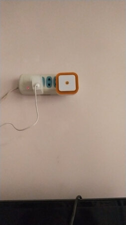 还是挺亮的，不过光很柔和，夜里醒了，不会刺眼睛，家里有孩子有老人的可以备一个，而且感光的很方便，不会因为忘记关灯而一直亮着，价格很不错，做工很好，非常喜欢，物流也特别快，支持京东自营，我是常年网购的人，一般家里用的，都在京东，很方便。