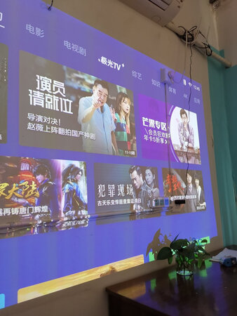 操作难易：简单
外形外观：方便好看
投影亮度：很好
投影色彩：跟电影院一样，挺好的