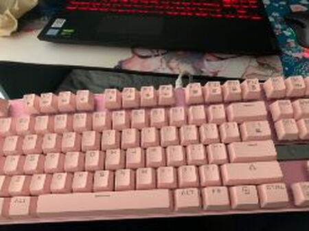 键盘不错，白色背光，按键清脆，按压感觉也舒服。