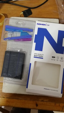 安装工具：工具齐全，使用方便
做工质感：电池掂量了一下，做工不错，有质感
续航能力：刚装上，后期追加
其他：自己动手，花了将近一个小时才装好。首先，本人荣耀9，内部做工比购买页面上的图示的装电池流程上的照片要更好。打开背壳后，还有一层散热的需要揭开，才能看到电池，其次，没维修过的机器，有一颗螺丝在“撕毁无效”的标签下，要注意；第三，原装电池贴的粘胶非常牢固，手机用吹风机吹热的烫手了，电池还是很难拔下来，撬棍都撬坏了，拆电池比想象中的困难，拆完之后，原装电池基本也就废掉了；第四，赠送的贴电池的3M胶形状不符合后面的空隙，建议裁剪后再贴上去；
电池使用情况如何，后期追加