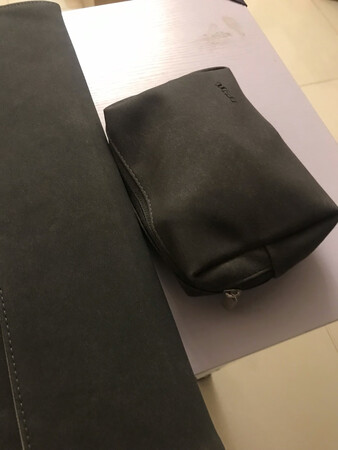 颜色比较耐脏，皮挺厚实的，放dell灵耀7000刚好，就是电池包小了点，放进去比较吃力